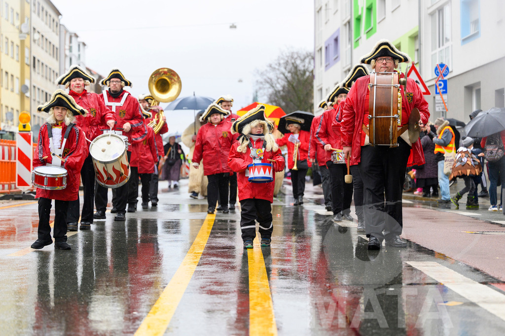_DWA2374 | Trotz Nieselregen schlängelte sich der „Gaudiwurm“ am Sonntag durch die Nürnberger Innenstadt an tausenden Faschingsfans vorbei.  Nürnberg, 11.02.2024 - Realisiert mit Pictrs.com
