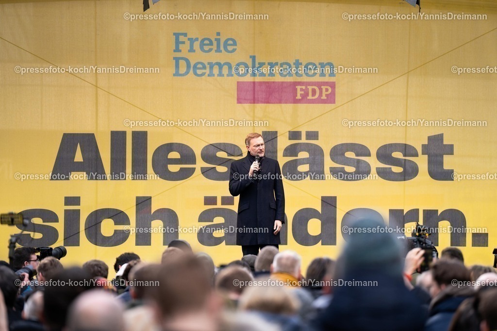 xYDR20022501038 | 20.02.2025, xydrx, Düsseldorf, Wahlkampfveranstaltung FDP: Übersichtsbild Spitzenkandidat Christian Lindner (Freie Demokratische Partei) und Publikum