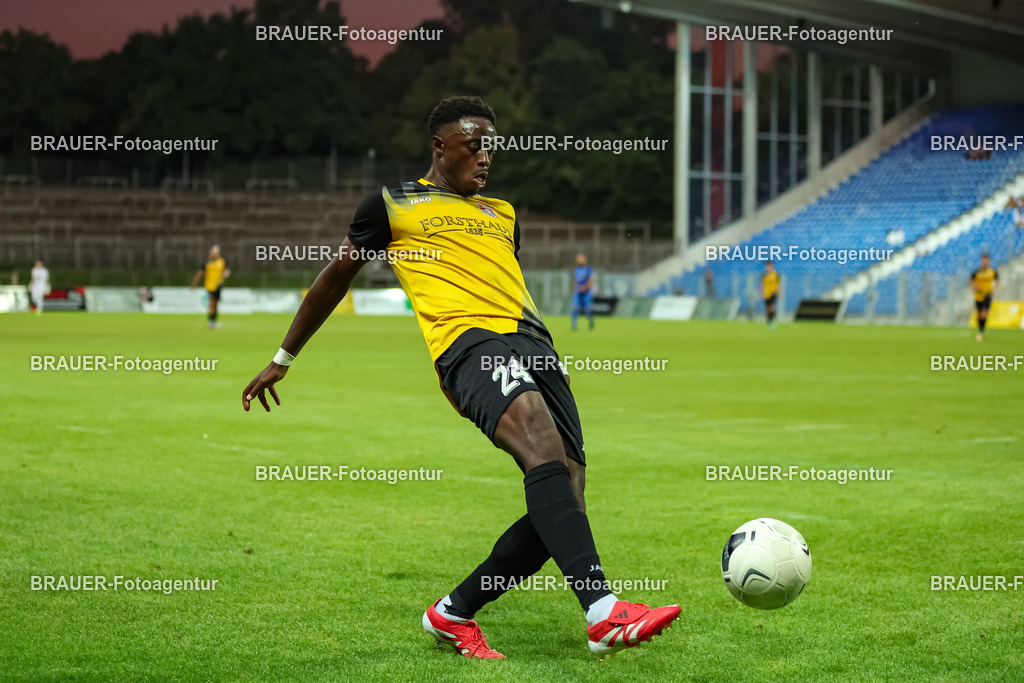 SB_KFCBAU_20250815_6046.JPG -  - KFC Uerdingen - SF Baumberg - Oberliga Niederrhein | Krefeld, Deutschland, 15.08.25: Kingsley Helmut Marcinek (KFC Uerdingen) in Aktion, am Ball, Einzelaktion während des Oberliga Niederrhein Spiels zwischen KFC Uerdingen - SF Baumberg in der Grotenburg Stadion am 15. August 2025 in Krefeld, Deutschland. (Foto von Stefan Brauer/Brauer-Fotoagentur)