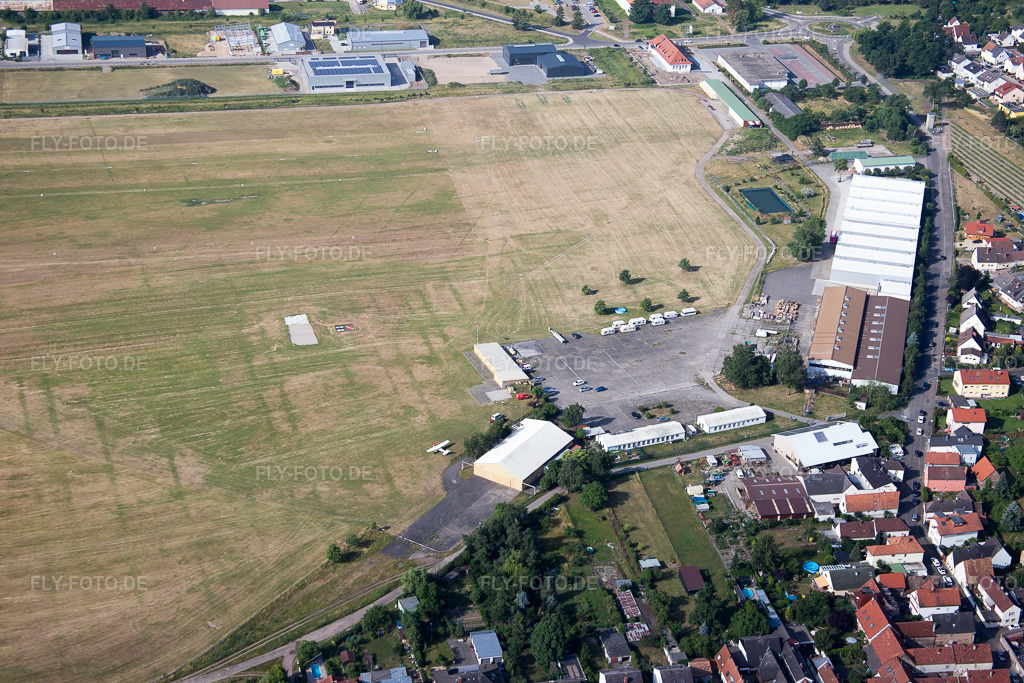 Luftbild: Flugplatz im Ortsteil Speyerdorf in Neustadt im Bundesland Rheinland-Pfalz in Deutschland. Foto: IMG_080950.jpg vom 14.06.2015 durch Werner Riehm/FLY-FOTO.de