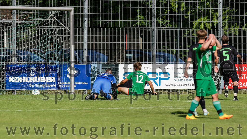 2023-07-09_095_FC_Forstern_gegen_SpVgg_Neuching | Forstern, Deutschland, 09.07.2023:
Fußball, Kreisklasse 2023 / 2024, Testspiel, FC Forstern gegen SpVgg Neuching, Endergebnis: 2:4

Tor zum 2:2 durch Deniz Coskun (SpVgg Neuching, #6)
Torwart Kilian Schaufler (FC Forstern, #1), Deniz Coskun (SpVgg Neuching, #6), Lukas Gröppmair (FC Forstern, #12)

Foto: Christian Riedel / fotografie-riedel.net