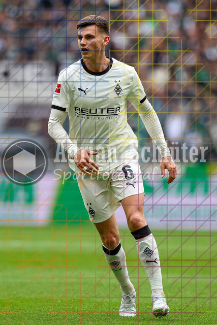 04.04.2026, GER, Fussball, Herren, 1. BL, Saison 2025/2026, Borussia Mönchengladbach - 1. FC Heidenheim | Yannik Engelhardt (Borussia Mönchengladbach) schaut 