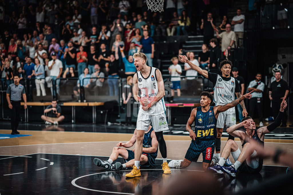 Basketball | Männer | Saison 2024/2025  | easyCredit Basketball Bundesliga | Testspiel | Veolia Towers Hamburg vs. EWE Baskets Oldenburg | 25.08.2024 | Zsombor Maronka (#5, Veolia Towers Hamburg) jubelt nach dem Schlusspfiff