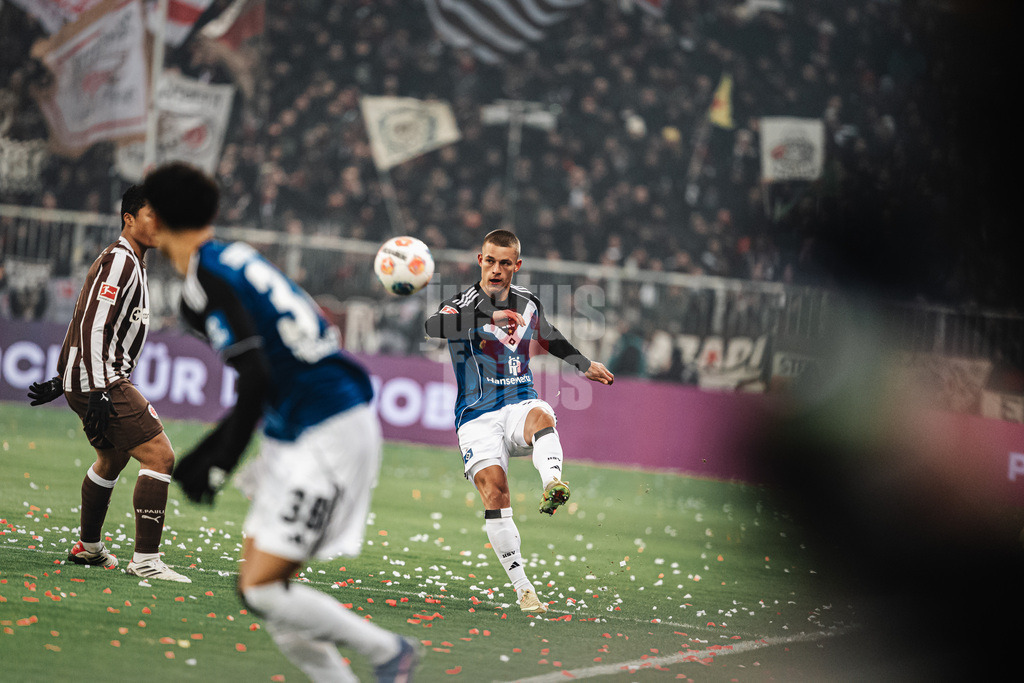 Fußball | Männer | Saison 2025/2026  | Fußball-Bundesliga | 19. Spieltag | FC St. Pauli vs. Hamburger SV | 23.01.2026 | Miro Muheim (#28, HSV) spielt den Ball
