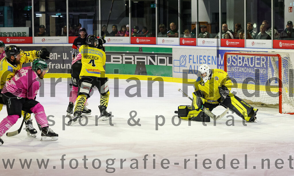 2025-10-10_160_TSV_Erding_gegen_onesto_Tigers_Bayreuth | Erding, Deutschland, 10.10.2025:Eishockey, Oberliga Süd 2025 / 2026, 7. Spieltag, TSV Erding gegen onesto Tigers Bayreuth, Endergebnis: 2:5Jannis Hüserich (onesto Tigers Bayreuth, #4), Torwart Maximilian Meier (onesto Tigers Bayreuth, #30)Foto: Christian Riedel / fotografie-riedel.net