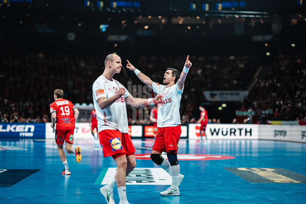Handball | Herren | EHF EURO 2024 | European Championshop Men 2024 Final Tournament | Norwegen vs. Dänemark | 21.01.2024 | v.l. Simon Hald Jensen (#34, Dänemark, DEN) und Rasmus Lauge Schmidt (#11, Dänemark, DEN) jubeln