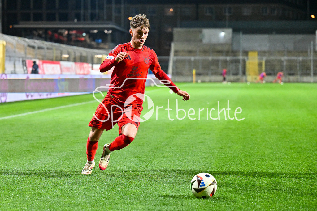 FC Bayern Amateure - SpVgg Hankofen-Hailing | am Ball Tim BINDER (FC Bayern München II #7) / Einzelfoto / Freisteller / Regionalliga Bayern: FC Bayern Muenchen II - SpVgg Hankofen-Hailing, Gruenwalder Stadion am 28.03.2025