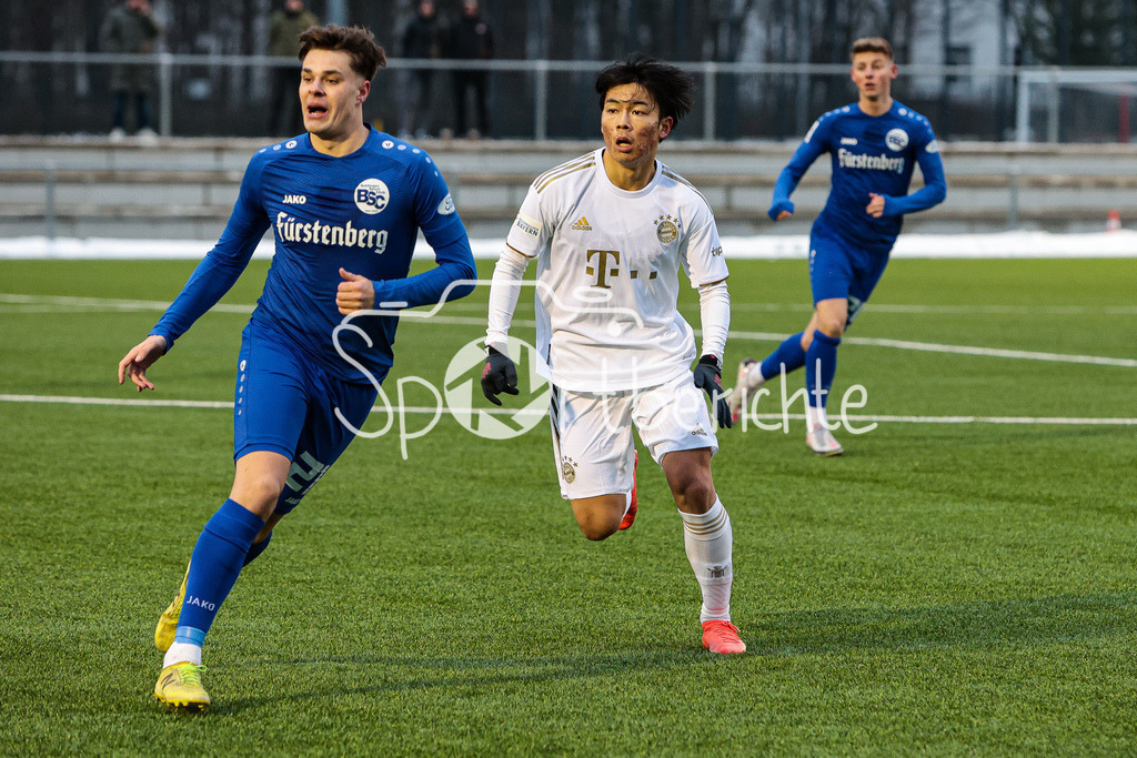 FC Bayern Amateure - Bahlinger SC | Luca KOEBELE (BSC #21) im Duell mit Taichi FUKUI (FCB #21)