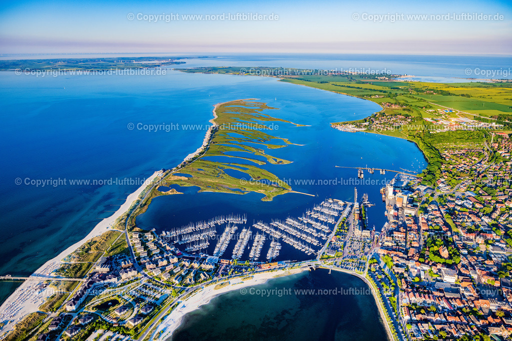 Heiligenhafen_ELS_8984030622 | HEILIGENHAFEN 03.06.2022 Ortsansicht der Straßen und Häuser Ferienanlage StranResort Seebrücke Heiligenhafen an der Ostsee- Küste im Bundesland Schleswig-Holstein. // City view of the streets and houses Ferienanlage StranResort pier Heiligenhafen on the Baltic Sea coast in the state of Schleswig-Holstein. Foto: Martin Elsen