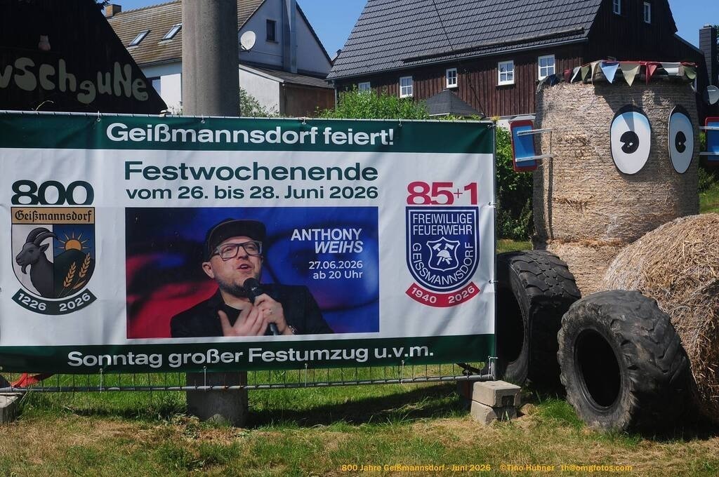 Geißmannsdorf-2026-Ortsbilder-435 | Geißmannsdorf bei Bischofswerda im Sommer 2026. Ein fotografischer Streifzug durch das Dorf Geißmannsdorf, mit Gebäuden, Straßen, Strohpuppen und geschmückten Vorgärten und Grundstücken anlässlich der 800-Jahr-Feier von Geißmannsdorf im Juni 2026 - Realisiert mit Pictrs.com