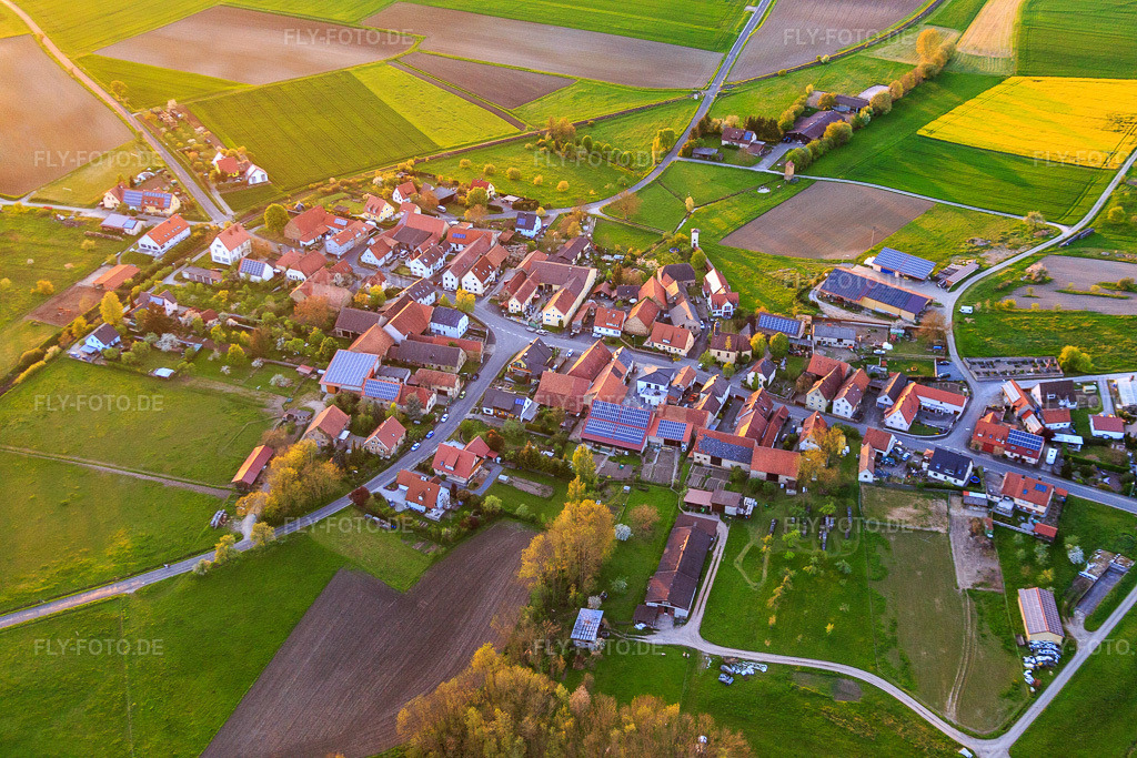 Luftbild: Ortsansicht aus Süden im Ortsteil Järkendorf in Prichsenstadt im Bundesland Bayern in Deutschland. Foto: IMG_088108.jpg vom 06.05.2016 durch Werner Riehm/FLY-FOTO.de