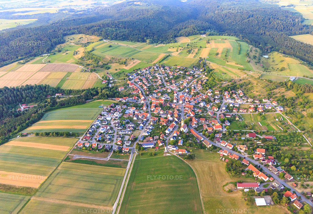 Luftbild: Dorfansicht aus Südwesten im Ortsteil Erlaheim in Geislingen im Bundesland Baden-Württemberg in Deutschland. Foto: IMG_148645.jpg vom 25.06.2025 durch Werner Riehm/FLY-FOTO.de