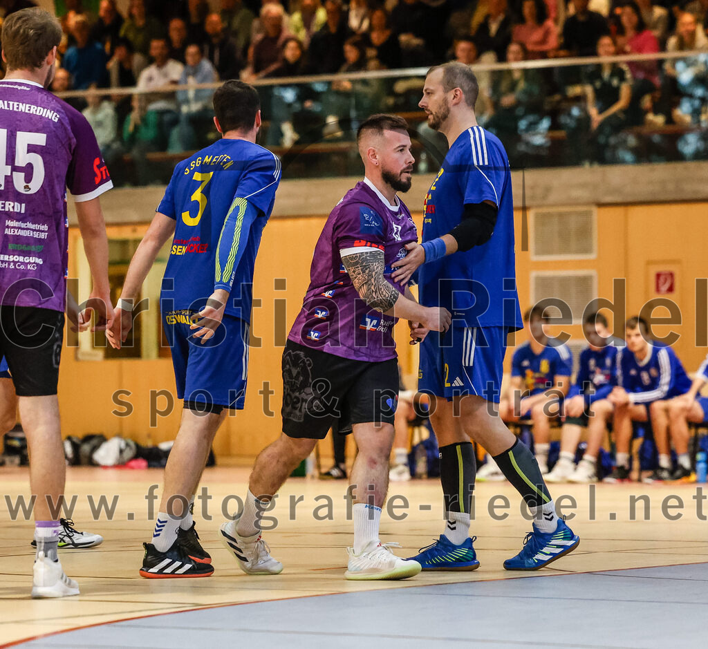 2024-10-13_027_SpVgg_Altenerding_gegen_SSG_Metten | Erding, Deutschland, 13.10.2024:Handball, Bezirksoberliga Männer 2024 / 2025, 4. Spieltag, SpVgg Altenerding gegen SSG Metten, Endergebnis: 40:22Jan Matousik (SSG Metten, #3), Sebastian Forster (SpVgg Altenerding, #13), Karel Kveton (SSG Metten, #2)Foto: Christian Riedel / fotografie-riedel.net