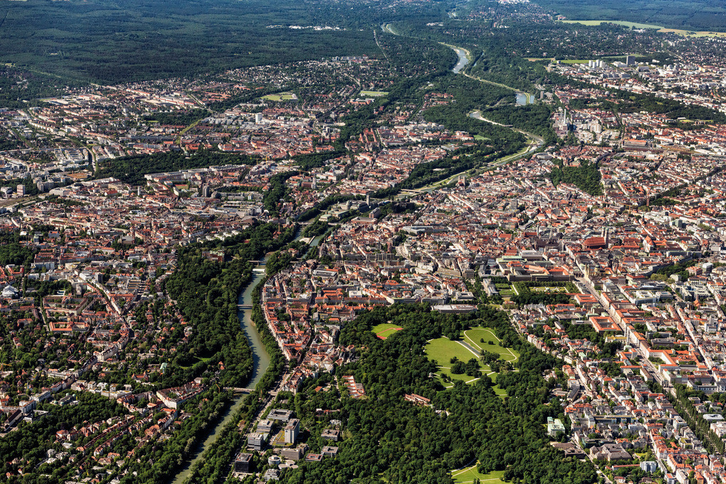 dr__0065309.jpg | MüNCHEN 15.06.2021 Stadtansicht am Ufer des Flußverlaufes der Isar in München im Bundesland Bayern, Deutschland. // City view on the river bank of the river Isar in Munich in the state Bavaria, Germany. Foto: Daniel Reiter