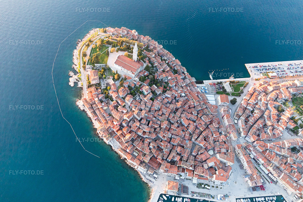 Luftbild: Ortsansicht in Rovinj im Bundesland Gespanschaft Istrien in Kroatien. Foto: IMG_106175.jpg vom 13.04.2018 durch Werner Riehm/FLY-FOTO.de