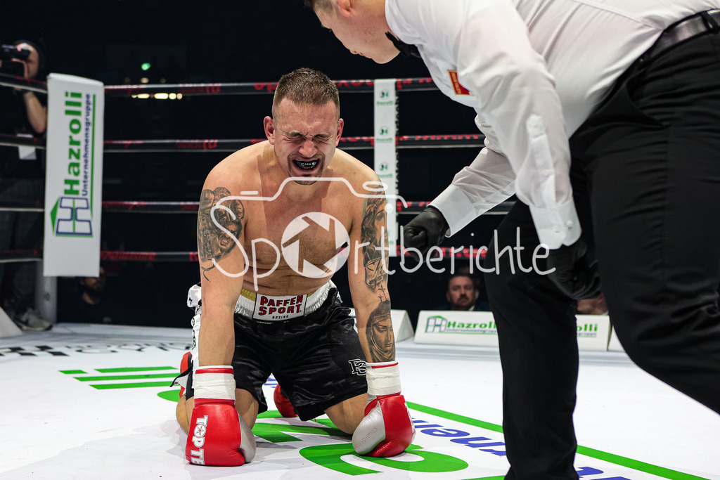 Profi - Box - Gala / Main Event | Vaclav TOJACEK (schwarze Hose) in seinem Kampf gegen James KRAFT (rote Hose)