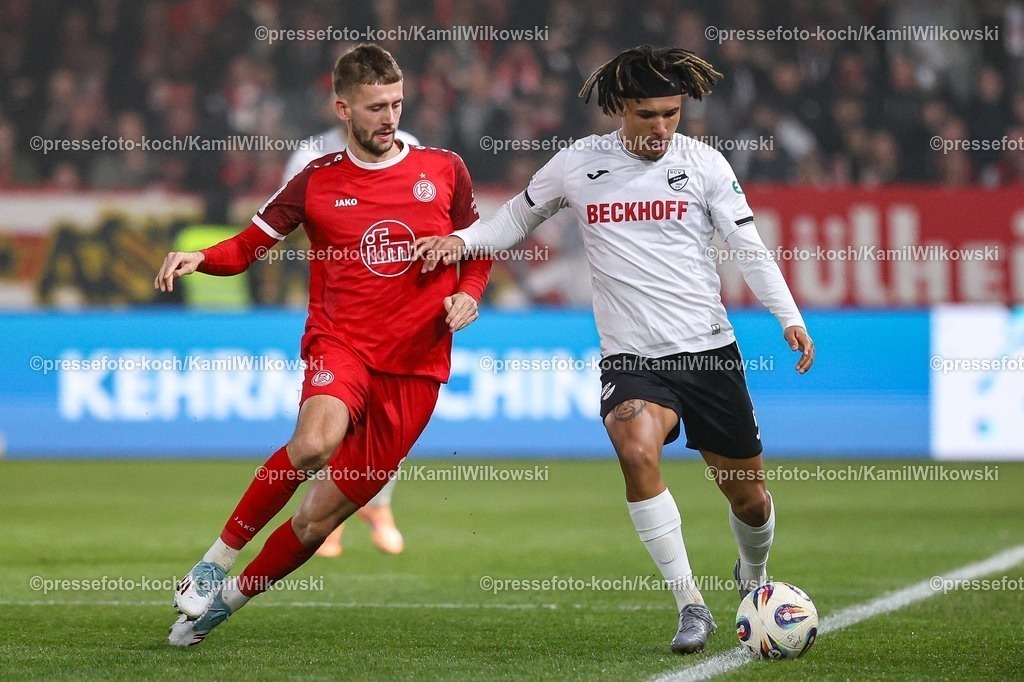 xKWIx13122501028 | 13.12.2025, xKWIx, Fußball, 3. Liga, SC Verl - Rot-Weiss Essen, SPORTCLUB Arena: Torben Müsel (Rot-Weiss Essen #26) im Zweikampf gegen Joshua Eze (SC Verl #6) Photo: xKamilxWilkowskixPressefotoKochx