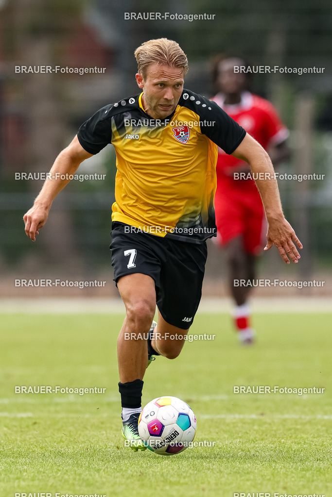 1_SVSKFC_20250726_0601.JPG -  - SV Schermbeck - KFC Uerdingen  - Testspiel | Schermbeck, Deutschland, 26.07.25: Alexander Lipinski (KFC Uerdingen) in Aktion, am Ball, Einzelaktion während des Testspiel Spiels zwischen SV Schermbeck - KFC Uerdingen  in der Volksbank Arena am 26. July 2025 in Schermbeck, Deutschland. (Foto von Stefan Brauer/Brauer-Fotoagentur)