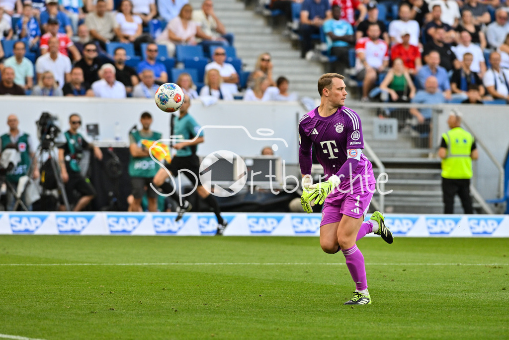 TSG 1899 Hoffenheim - FC Bayern München | Im Bild Manuel NEUER (FC Bayern Muenchen 1) der einem Ball nacheilt / Einzelfoto / Freisteller / Bundesliga: TSG 1899 Hoffenheim - FC Bayern München; PreZero-Arena am 20.09.2025 / DFL REGULATIONS PROHIBIT ANY USE OF PHOTOGRAPHS AS IMAGE SEQUENCES AND/OR QUASI-VIDEO