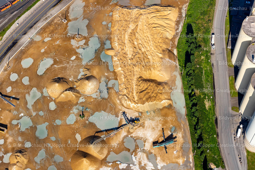 Luftbild Duisburg-4696 | Luftbildfotografie Baustelle zum Neubau technischer Anlagen und Ausrüstungen für eine Baustelle für eine Direktreduktionsanlage im Industriegebiet im Ortsteil Fahrn in Duisburg im Ruhrgebiet im Bundesland Nordrhein-Westfalen, Deutschland - Realisiert mit Pictrs.com
