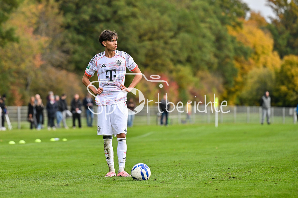 SpVgg Unterhaching U19 - FC Bayern München U19 | am Ball Roy SNIP (FC Bayern München U19 10) / Einzelfoto / Freisteller / U19 DFB Nachwuchsliga: SpVgg Unterhaching - FC Bayern München; Sportschule Oberhaching am 18.10.2025