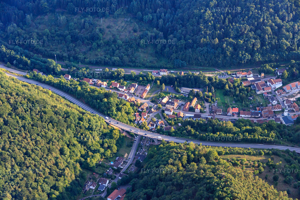 Luftbild: Verlauf der B48 über dem Ort in Rinnthal im Bundesland Rheinland-Pfalz in Deutschland. Foto: IMG_084143.jpg vom 29.08.2015 durch Werner Riehm/FLY-FOTO.de