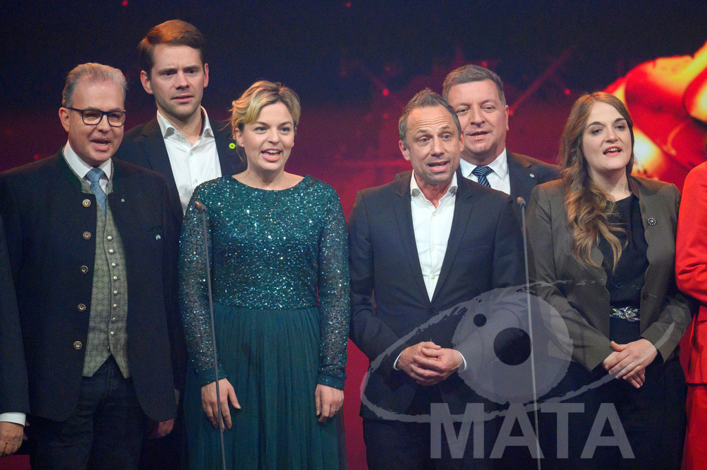 _DWA1726 | Florian Streibl (Frei Wähler, MdL), Thomas von Sarnowski (Bündnis 90/Die Grünen, MdL), Katharina Schulze ( Bündnis 90/Die Grünen, MdL), Thorsten Glauber (Frei Wähler, Staatsminister für Umwelt und Verbraucherschutz), Christian Bernreiter (CSU, Staatsminister für Wohnen, Bau und Verkehr), Ronja Endres (SPD, MdL) bei '30 Jahre Sternstunden-Gala 2023' in der Frankenhalle. Nürnberg, 15.12.2023 - Realisiert mit Pictrs.com