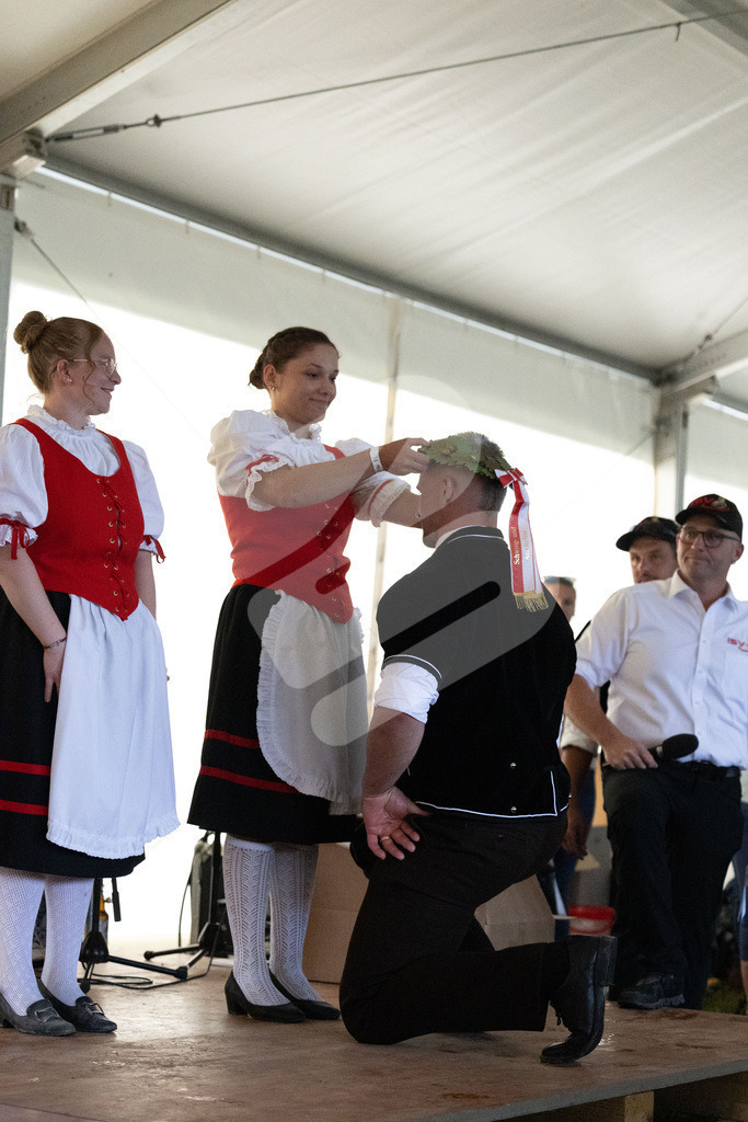 Rigi2025_3041 | Die Schwinger des Schwyzer Kantonalen Schwingerverbandes: Fotos, die Dynamik und Leidenschaft festhalten, sowie emotionale Momente aus dem traditionellen Schwingsport zeigen. - Realisiert mit Pictrs.com