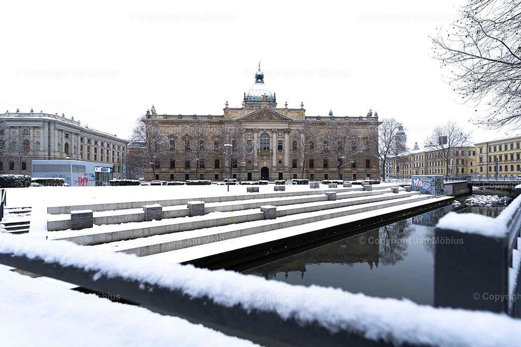 Bundesverwaltungsgericht | Das heutige Bundesverwaltungsgericht in Leipzig blickt auf eine bewegte Geschichte zurück: Ursprünglich als Reichsgericht errichtet, diente das beeindruckende Gebäude später als Bildermuseum. Heute ist es Sitz des höchsten deutschen Gerichts für öffentliches Recht. Die Verbindung aus historischer Architektur, kulturellem Erbe und rechtlicher Bedeutung macht diesen Ort einzigartig – für Besucher, Interessierte und Bildkäufer gleichermaßen. - Realisiert mit Pictrs.com