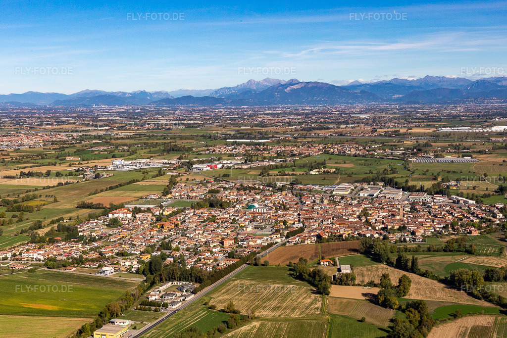 Luftbild: Ortsansicht in Mozzanica im Bundesland Bergamo in Italien. Foto: IMG_134375.jpg vom 18.09.2022 durch Werner Riehm/FLY-FOTO.de