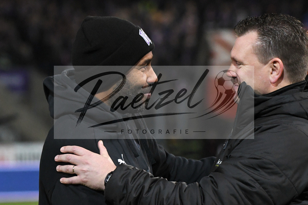 20200129_OSNSVS_0024JPG | Fußball, Herren: Trainer Daniel Thioune (VfL Osnabrück) und Trainer Uwe Koschinat (SV Sandhausen) umarmen sich beim Spiel der 2. Bundesliga zwischen VfL Osnabrück vs. SV Sandhausen am 29.01.2020 im Stadion an der Bremer Brücke in Osnabrück, Deutschland.(Foto von Nico Paetzel) - Realisiert mit Pictrs.com