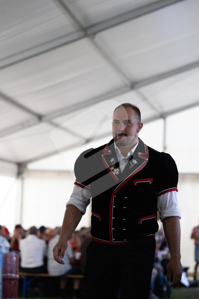 Rigi2025_3188 | Die Schwinger des Schwyzer Kantonalen Schwingerverbandes: Fotos, die Dynamik und Leidenschaft festhalten, sowie emotionale Momente aus dem traditionellen Schwingsport zeigen. - Realisiert mit Pictrs.com