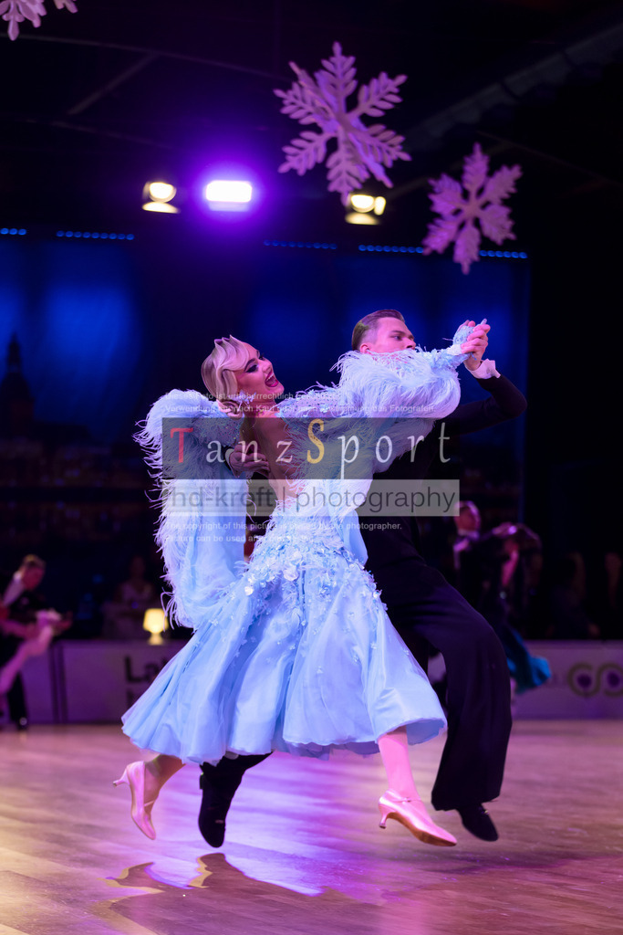 20241215_WDSF_Int_Open_Std-Riga-9002 | Tanzsportbilder, Standardtanz, Lateintanz, WDSF, DTV, LTVB, dancecomp, goc, hessen tanzt, blaues band der spree, walzer, tango, wiener walzer, slowfox, quickstepp, samba, rumba, cha-cha-cha, paso doble. jive, hd-kroft photography, turniertanzsport