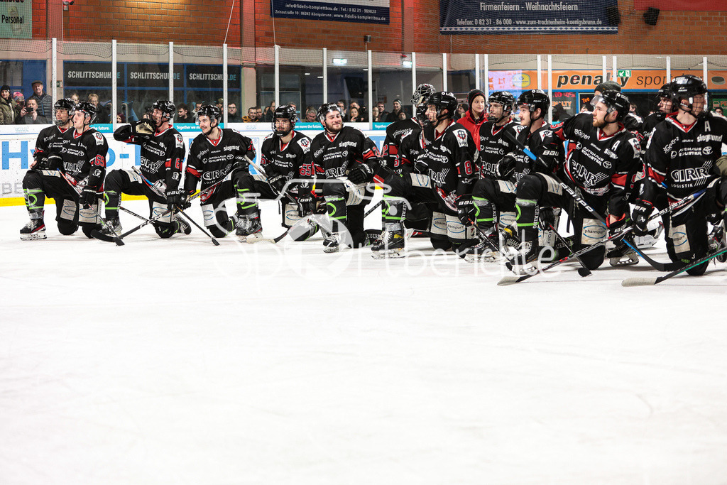 EHC Königsbrunn - TSV Peißenberg | Die Hausherren feiern mit den Zuschauern den Einzug ins Finale