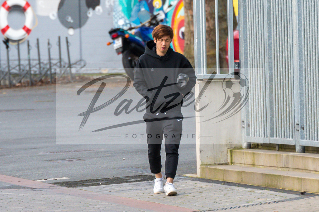 20200318_TRASVW_0002 | Fussball, Herren: Yuya Osako (Werder Bremen) schaut auf dem Weg zum Leistungstest im wohninvest Weserstadion am 18.03.2020 in Bremen, Deutschland. - Realisiert mit Pictrs.com