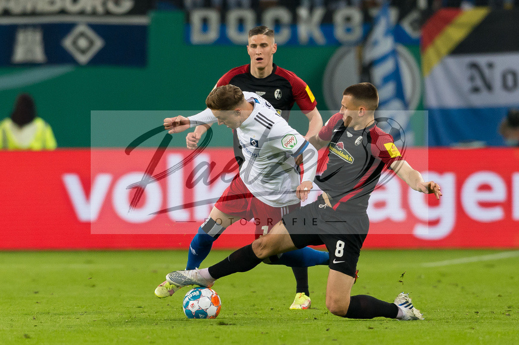HSVSCF20220419_082 | Fussball, Herren: Sonny Kittel (Hamburger SV) und Maximilian Eggestein (SC Freiburg) im Zweikampf beim DFB-Pokal-Halbfinalspiel zwischen Hamburger SV und SC Freiburg im Volksparkstadion am 19.04.2022 in Hamburg, Deutschland.DFB / DFL REGULATIONS PROHIBIT ANY USE OF PHOTOGRAPHS AS IMAGE SEQUENCES AND/OR QUASI-VIDEO. - Realisiert mit Pictrs.com