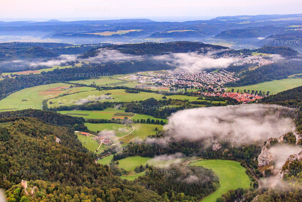 Luftbild: Donautal unter Wolken in Fridingen an der Donau im Bundesland Baden-Württemberg in Deutschland. Foto: IMG_71789.jpg vom 31.08.2014 durch Werner Riehm/FLY-FOTO.deAuflösung des Originals: 4752 x 3168 px