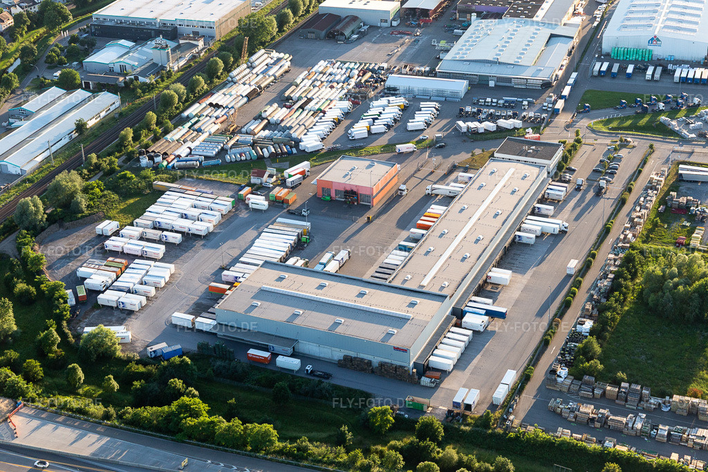 Luftbild: Hellman Worldwide Logistics im Ortsteil Karlsdorf in Karlsdorf-Neuthard im Bundesland Baden-Württemberg in Deutschland. Foto: IMG_115293.jpg vom 13.06.2019 durch Werner Riehm/FLY-FOTO.de