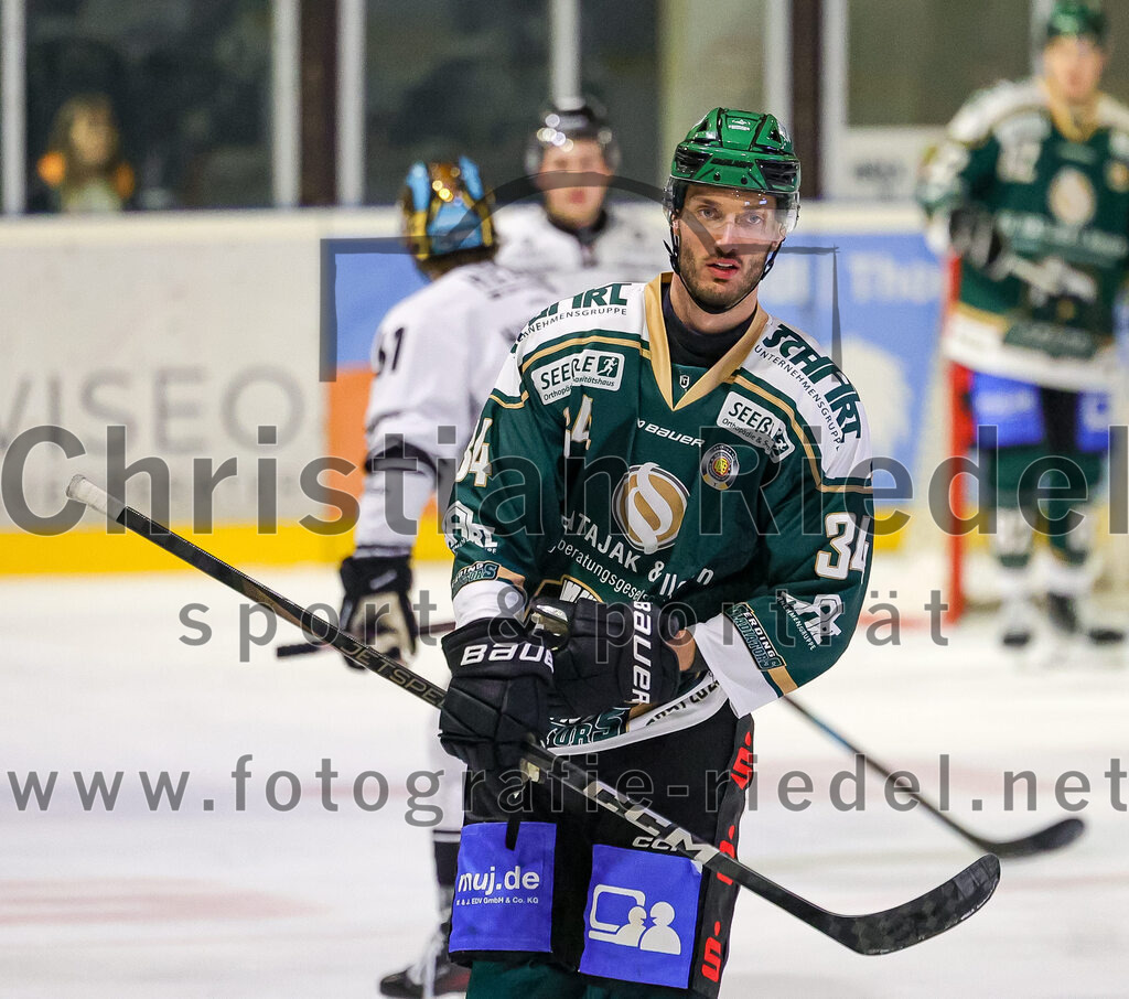 2025-11-25_156_TSV_Erding_gegen_EHF_Passau_Black_Hawks | Erding, Deutschland, 25.11.2025:Eishockey, Oberliga Süd 2025 / 2026, 20. Spieltag, TSV Erding gegen EHF Passau Black Hawks, Endergebnis: 2:3 n.V.Bastian Cramer (Erding Gladiators, #34)Foto: Christian Riedel / fotografie-riedel.net