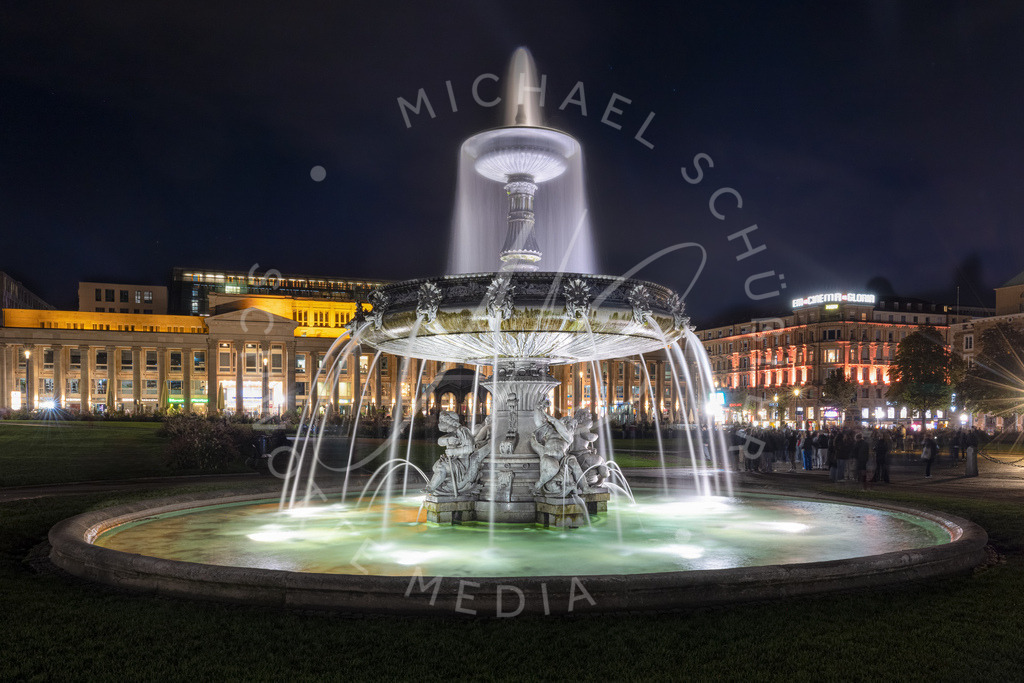 2023-10-20 Stuttgart Schlossplatz Brunnen 013 | Schwotte Media - Realisiert mit Pictrs.com