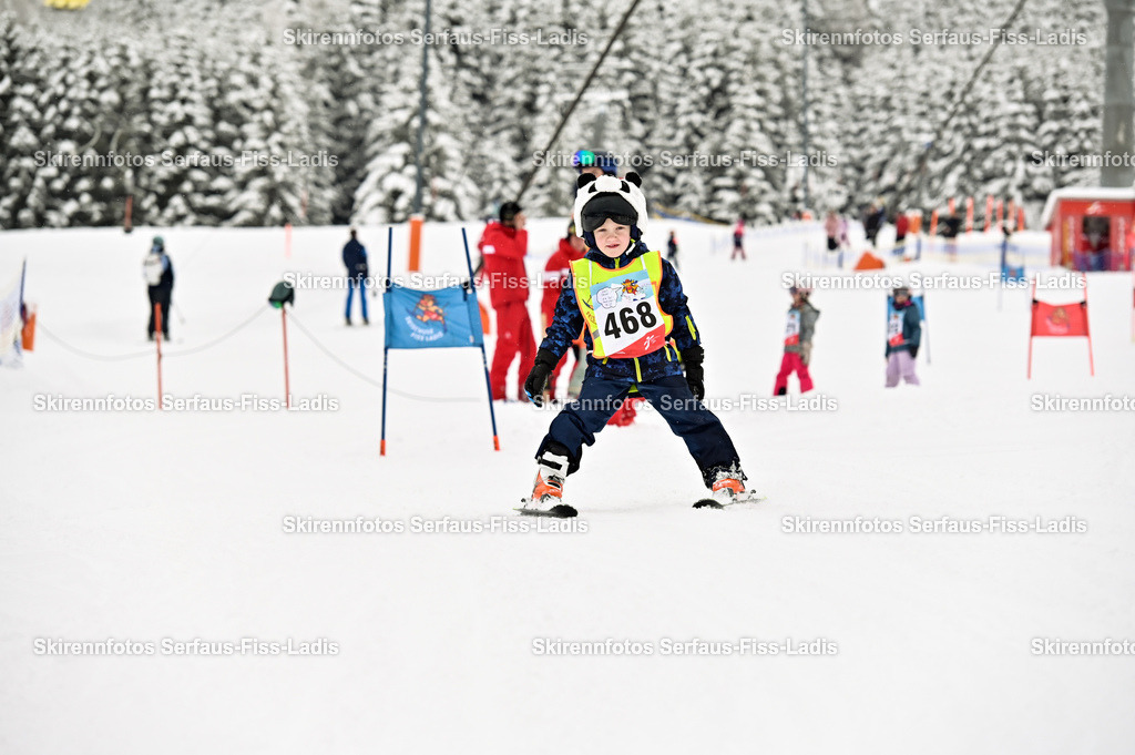 SRF_20.02.2026_0308 | Skirennfotos,Serfaus,Fiss,Ladis,Kinderskirennen,Winter,Tirol,Oberland,skirace,SFL,feelfree,weil wir's genießen,ski,Ski,skifahren,Sonnenplateau, - Realisiert mit Pictrs.com