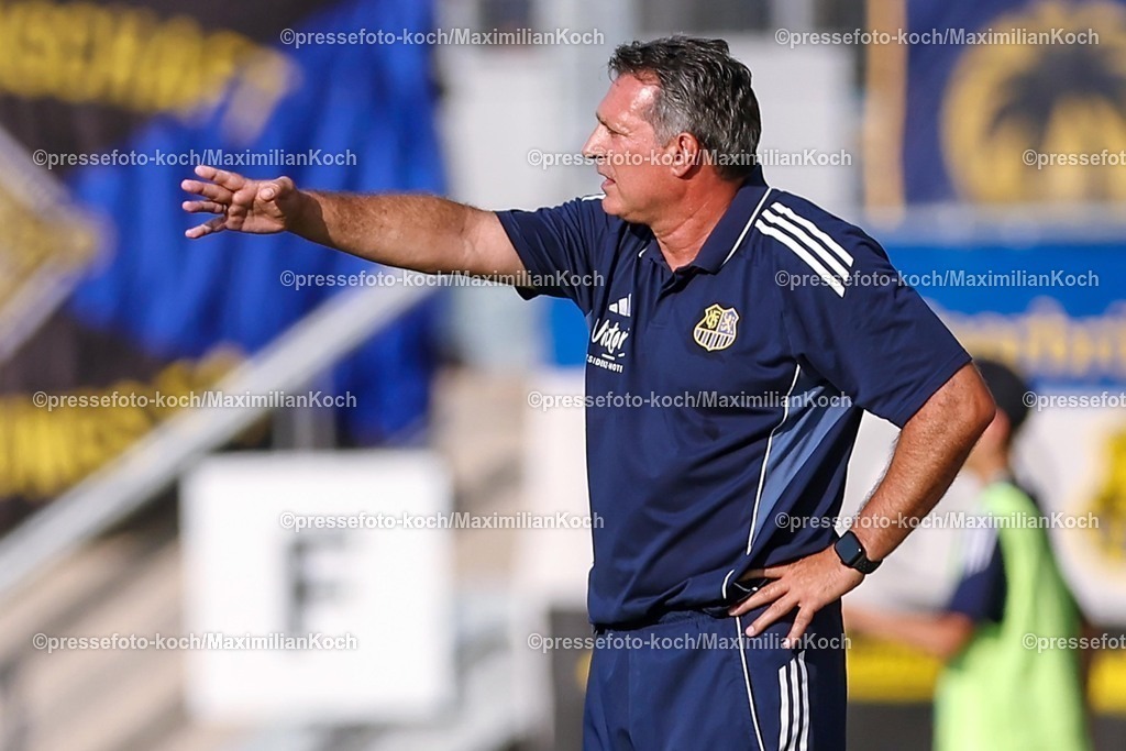 DFB15082501024 | 15.08.2025, Fußball, DFB-Pokal, 1. FC Saarbrücken - 1.FC Magdeburg, Ludwigsparkstadion, Saison 2025 2026: Cheftrainer Alois Schwartz(1FC Saarbruecken #hc) gestikulierend   DFB regulations prohibit any use of photographs as image sequences and or quasi-video.