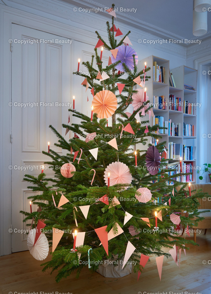 Modern geschmückter Tannenbaum | moderner Tannenbaum im Wohnzimmer - Realisiert mit Pictrs.com