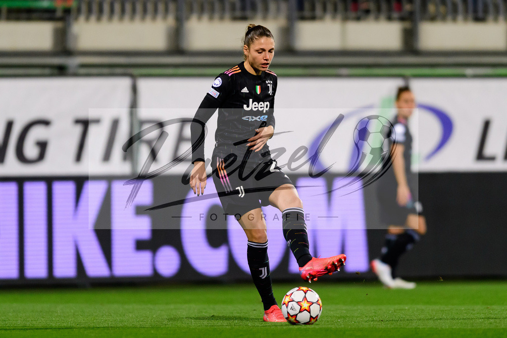 WOBJUV20211118_095 | Fussball, Frauen: Cecilia Salvai (Juventus FC) in Aktion, am Ball, Einzelaktion bei dem Spiel der UEFA Women´s Champions League zwischen VfL Wolfsburg und Juventus Turin im AOK-Stadion am 18.11.2021 in Wolfsburg, Deutschland. - Realisiert mit Pictrs.com