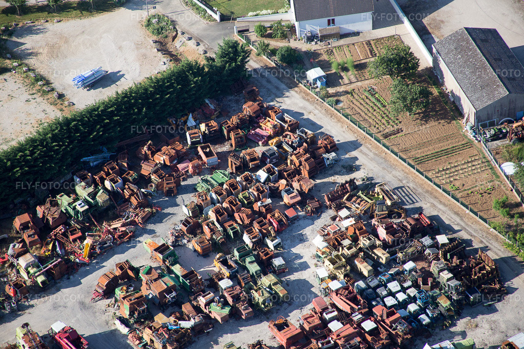 Aerial view: View of the town in Talcy in the state Loir et Cher, France. – Photo: IMG_082191.jpg taken on 06/20/2015 by Werner Riehm/FLY-FOTO.com – Resolution of the original: 5472 x 3648 px