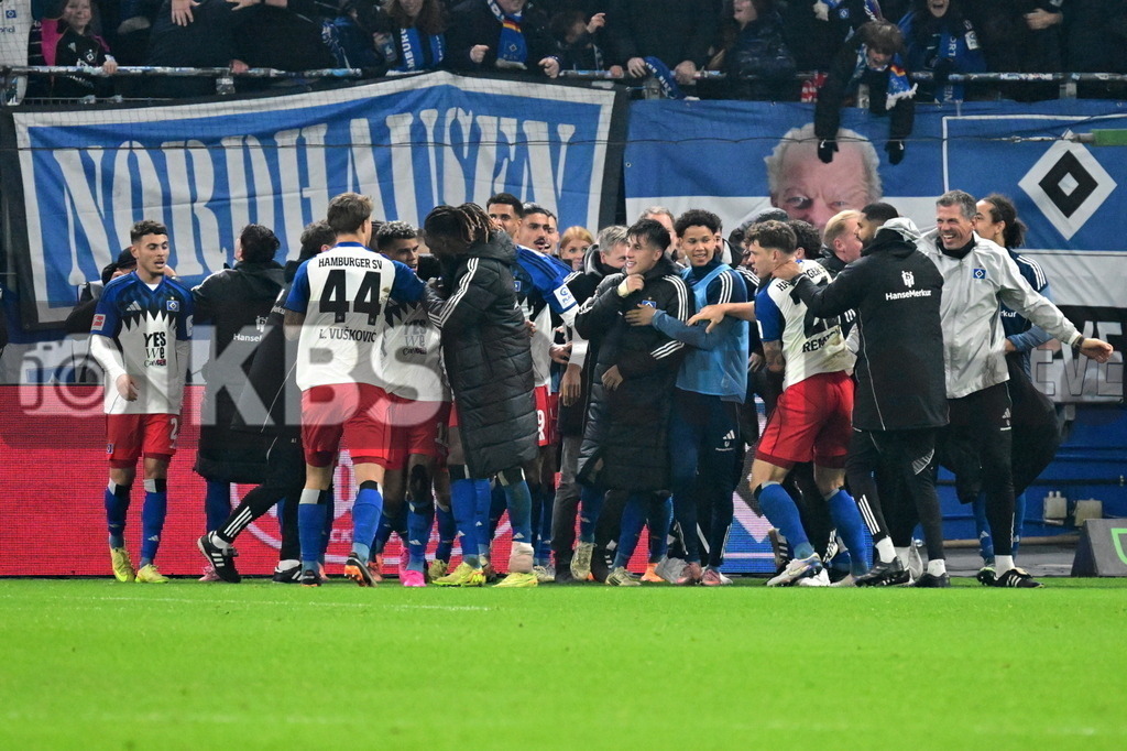 KBS Picture_HSV-Dortmund_018 | Spielende Torschuetze Koenigsdoerffer Ransford-Yeboah (HSV) und sein Team jubeln ,Sportplatz :  Volksparkstadion, - Realisiert mit Pictrs.com