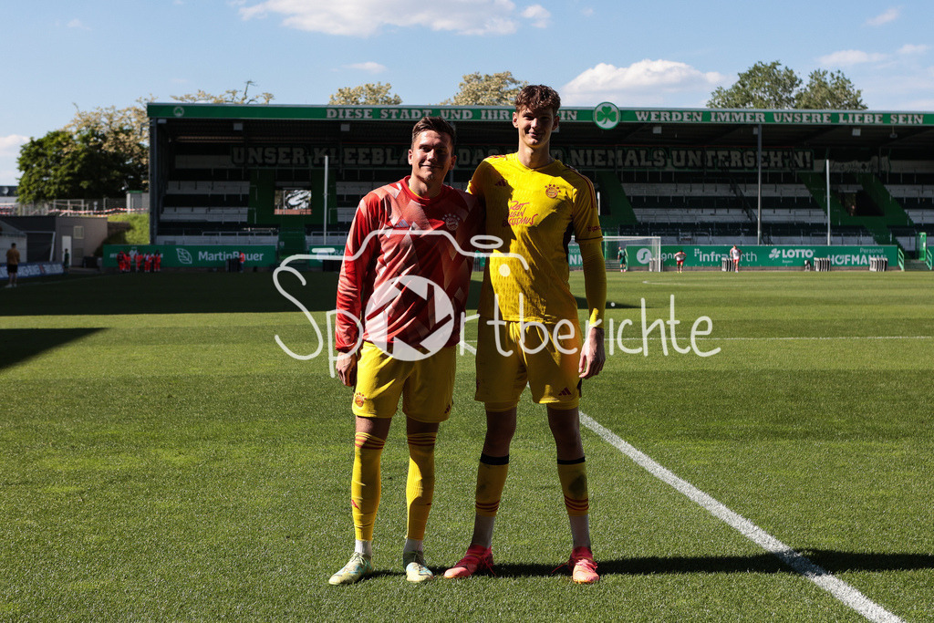 SpVgg Greuther Fürth II - FC Bayern Amateure | Die beiden Keeper der Amateure Manuel KAINZ (FCB #23) und Tom Ritzy HUELSMANN (FCB #1) lassen sich zusammen nach der Partie in Fuerth noch fotografieren / Torhueter