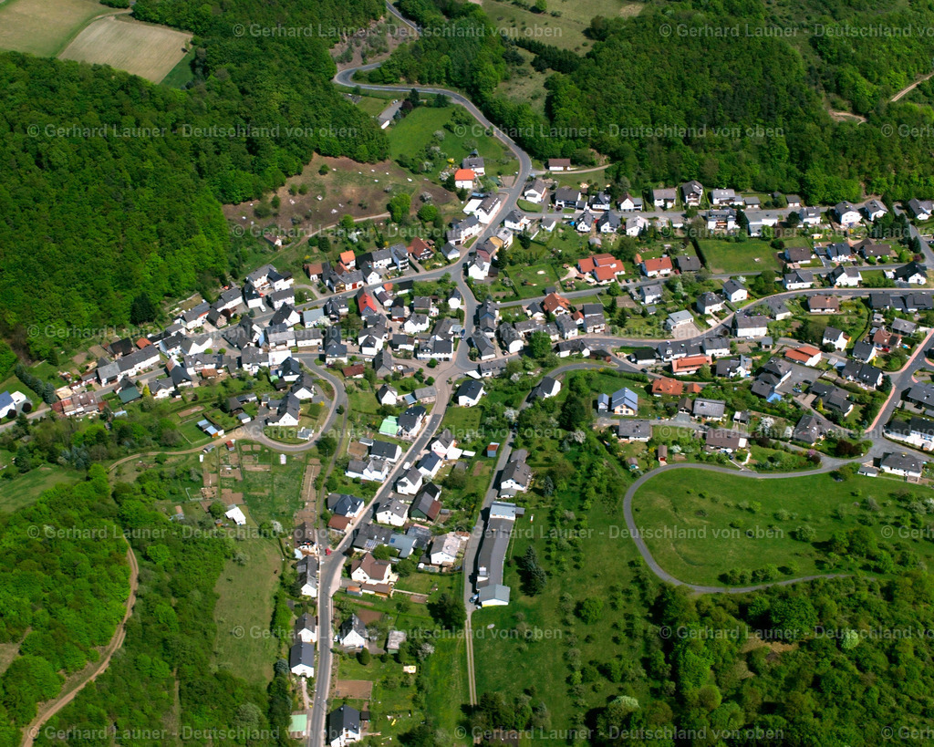 2611194 | OBERNDORF 06.09.2006 Von Wald und Forstgebieten umgebener Ortskern der Straßen und Häuser und Wohngebiete in Oberndorf im Bundesland Hessen, Deutschland // Surrounded by forest and forest areas center of the streets and houses and residential areas in Oberndorf in the state Hesse, Germany Foto: Gerhard Launer