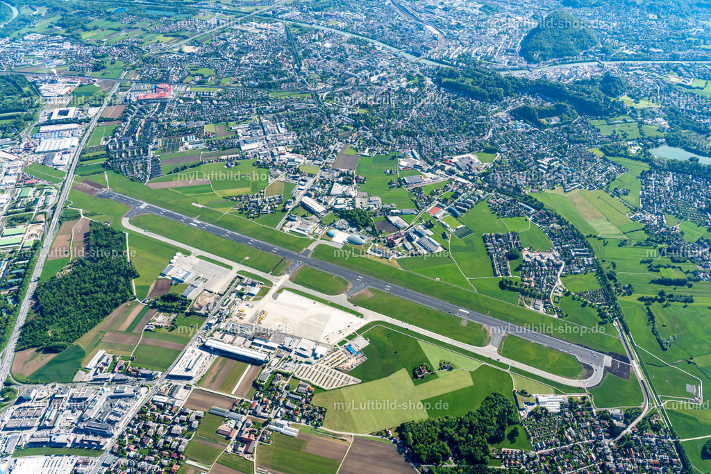 luftbild-airport-salzburg-bruno-kapeller-19 | Luftbild vom Airport Salzburg. Die Piste wurde nach fast 60 Jahren generalsaniert. Die Landebahn wurde für 5 Wochen total gesperrt. - Realisiert mit Pictrs.com