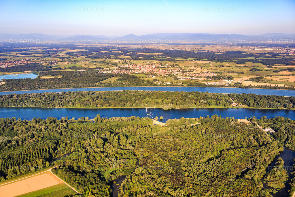 Vue aérienne: Île du Rhin au barrage sur le Rhin à l'embouchure de l'Elz à Gerstheim dans le département Bas Rhin, France – .Photo: IMG_093219.jpg prise le 16/08/2016 par Werner Riehm/FLY-FOTO.eu – Résolution de l'original: 5355 x 3570 px